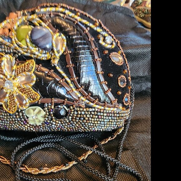 BEADED AND PATENT PURSE WITH FLOWER DETAIL 2 LENGTH STRAPS - Picture 1 of 4